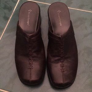 Like New Bear Traps clogs